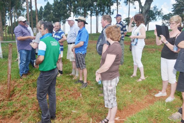 Holandeses conhecem agricultura na regi&atilde;o 