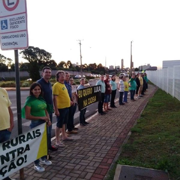 Manifestantes se reuniram em frente ao F&oacute;rum de Guarapuava pedindo justi&ccedil;a no julgamento de Lula