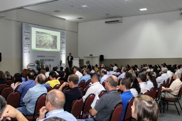 Confer&ecirc;ncia FACTA 2018 re&uacute;ne setor av&iacute;cola e coloca a salmonela em discuss&atilde;o