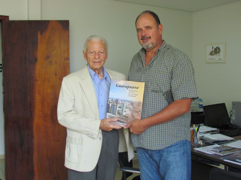 Krüger entrega para Botelho livro de sua autoria sobre a história de Guarapuava