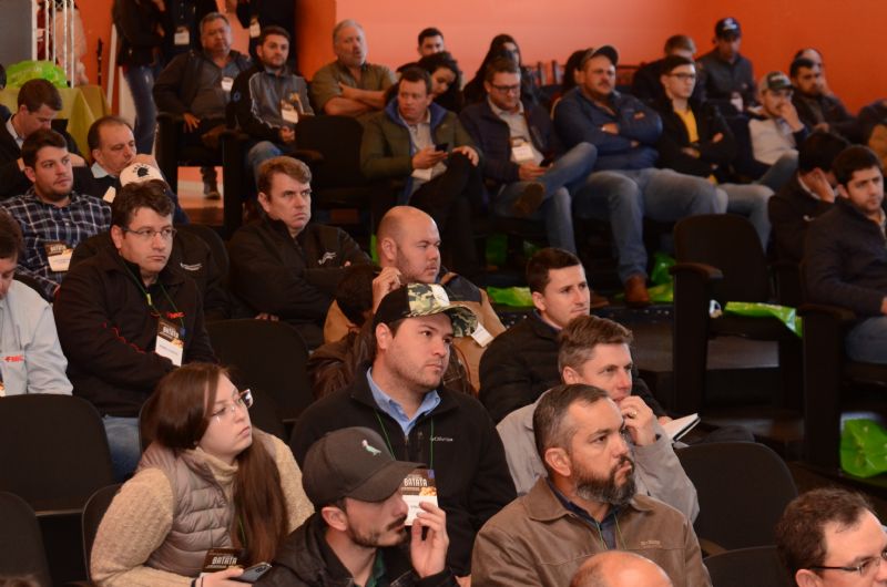 Palestras técnicas sobre a cultura da batata atraíram centenas de pessoas