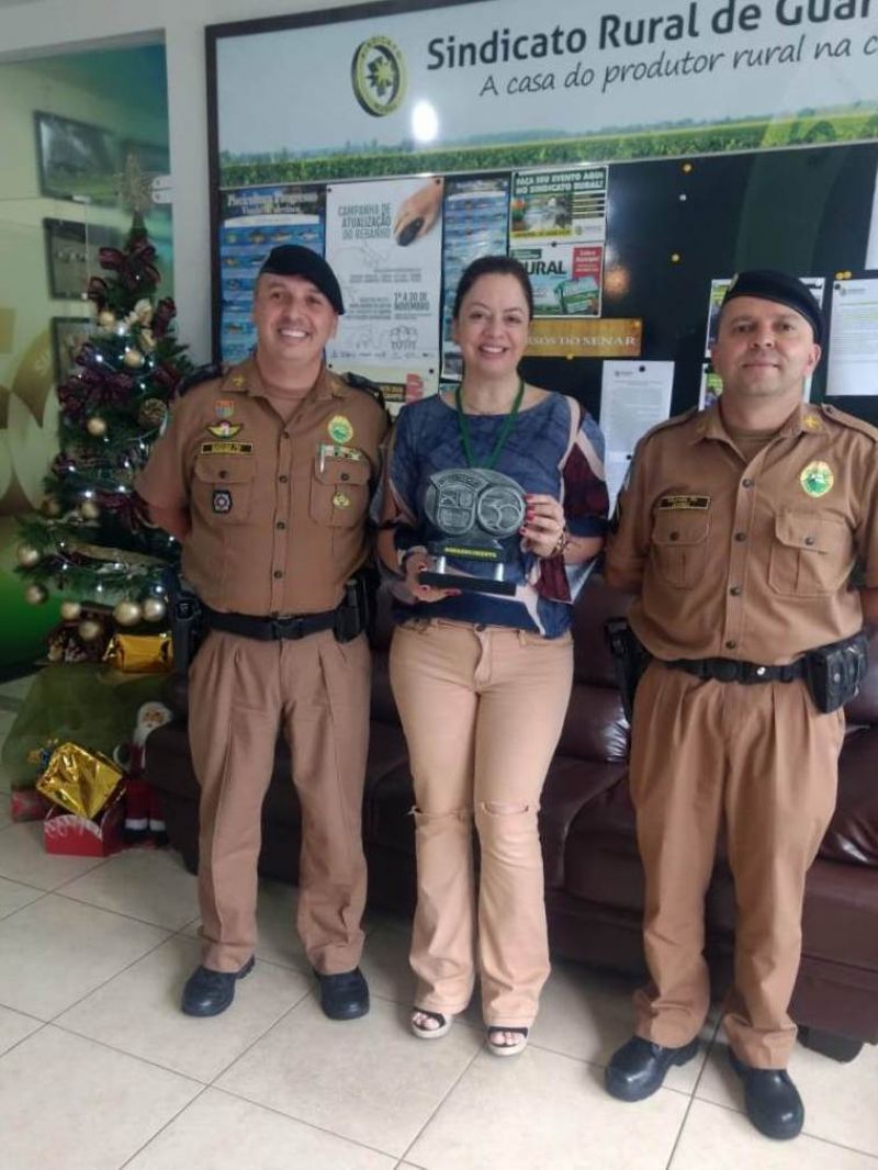 Corrida Rústica: Sindicato Rural recebe troféu de agradecimento do 16º BPM