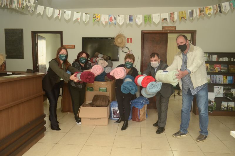  Sindicato Rural entrega 170 mantas arrecadadas em ação solidária para o Instituto Virmond