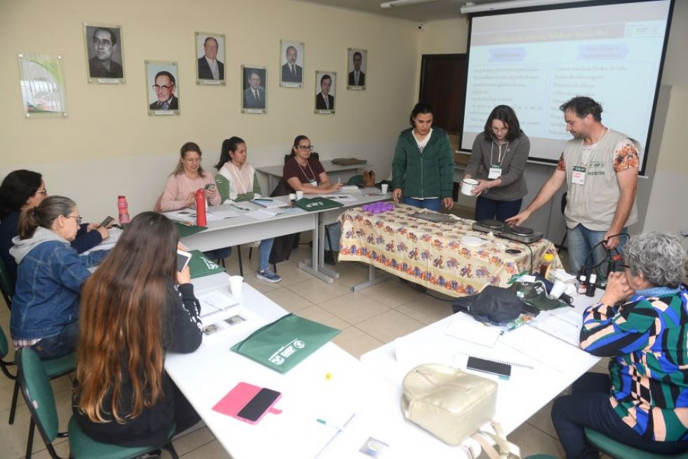 Curso mostra como produzir artesanato com cera de abelha