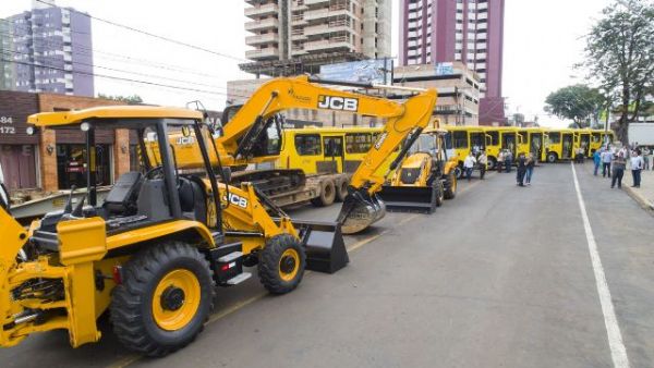 M&aacute;quinas para manuten&ccedil;&atilde;o de estradas rurais e novos ônibus